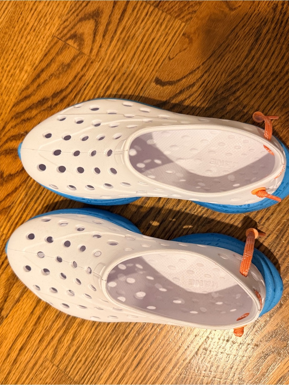 NWOT Kids Kane size J2 White and Blue recover shoes